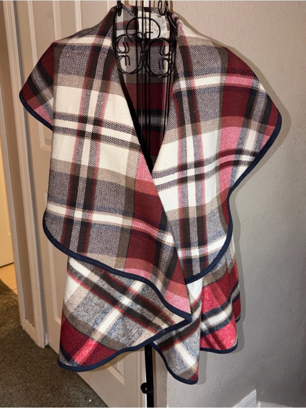 Altar'd State Women's Red/White/Black Plaid Sleeveless Vest Shaw Size Medium